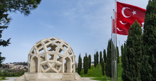 The July 15 Martyrs Memorial stands at sunset in the Beylerbeyi neighborhood of Üsküdar, Istanbul, Türkiye, April 22, 2026. (Shutterstock Photo)
