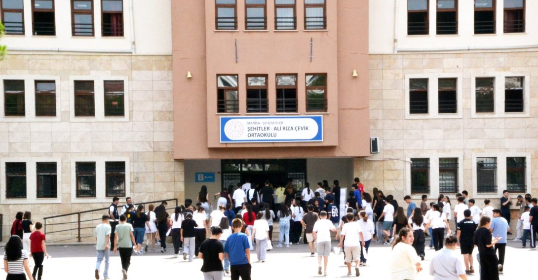 Students enter a school before taking the High School Transition System (LGS) entrance exam, Izmir, Türkiye, June 13, 2026. (AA Photo) 