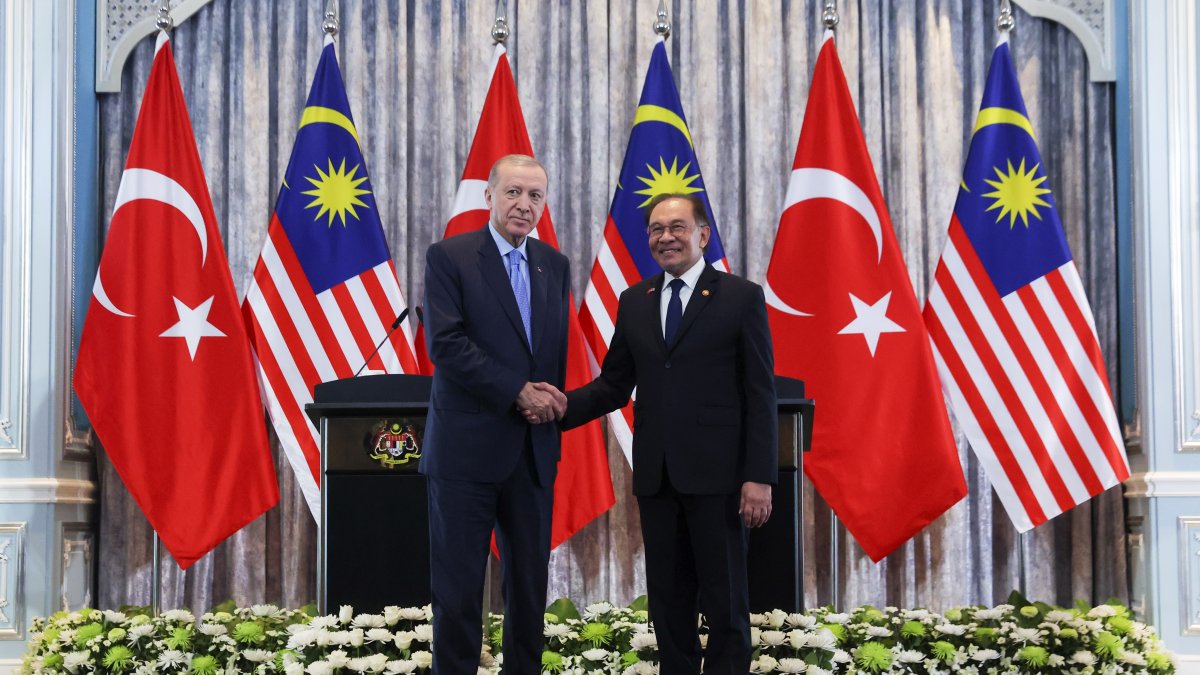 President Recep Tayyip Erdoğan (L) and Malaysian Prime Minister Anwar Ibrahim shake hands during their meeting, Putrajaya, Malaysia, Feb. 11, 2025. (AP Photo)
