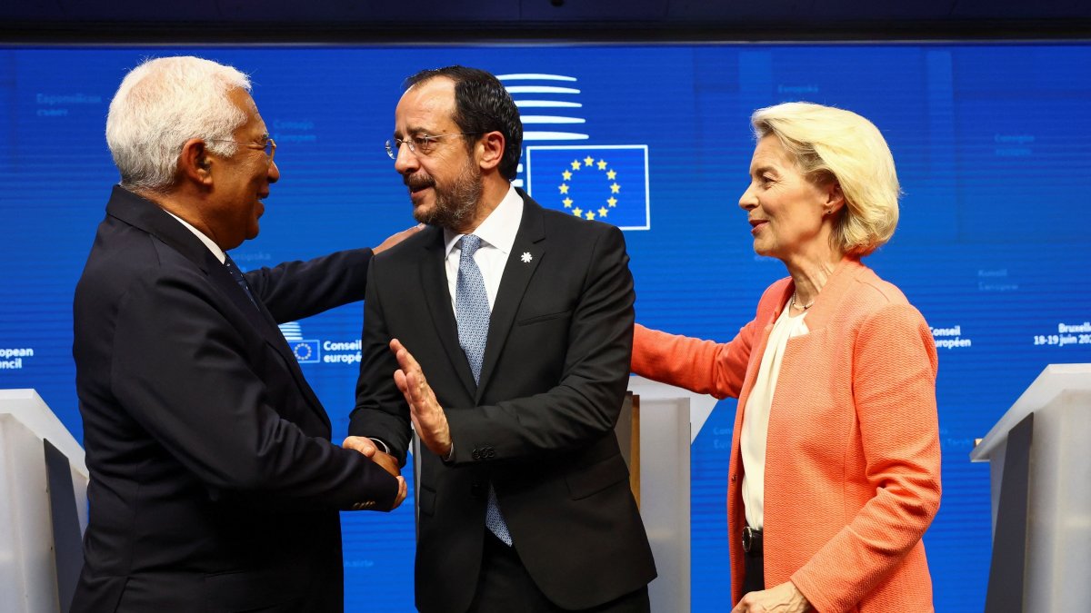 European Council President Antonio Costa and European Commission President Ursula von der Leyen shake hands with Greek Cypriot leader Nikos Christodoulides, Brussels, Belgium, June 19, 2026. (Reuters Photo)