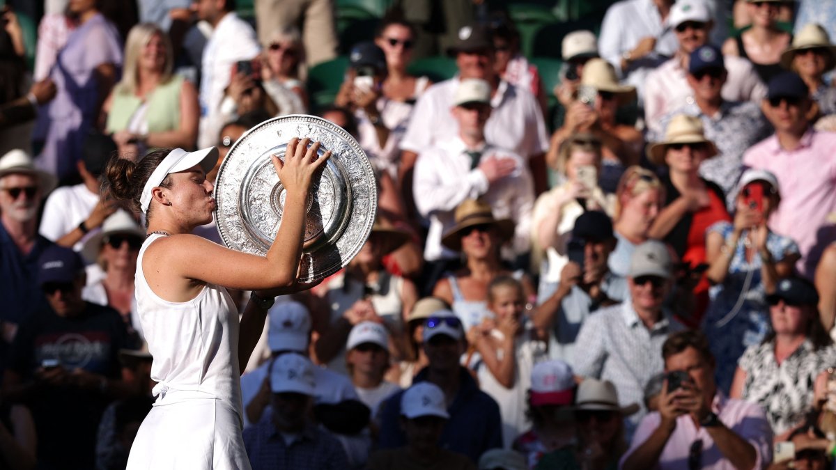 Czechia's Linda Noskova kisses her trophy after beating her compatriot Karolina Muchova during their women's singles 2026 Wimbledon final at The All England Lawn Tennis and Croquet Club, Wimbledon, London, U.K., July 11, 2026. (AFP Photo)