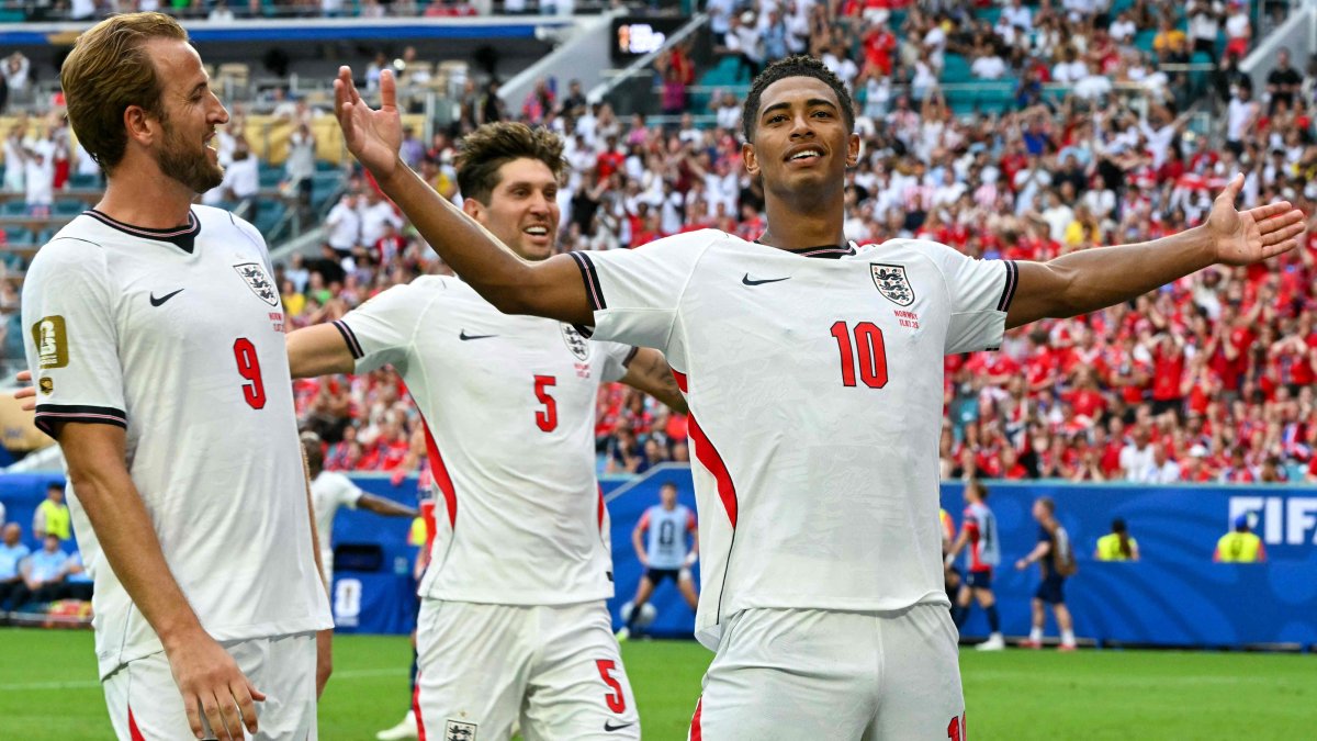 England's midfielder Jude Bellingham celebrates scoring his team's second goal with England's forward Harry Kane (L) and England's defender John Stones during the 2026 World Cup football tournament quarterfinal match against Norway, in Miami, U.S., July 11, 2026. (AFP Photo)