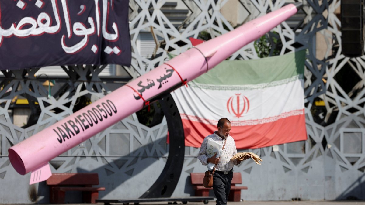 Hormuz stays shut after US, Iran engage in new bout of strikes