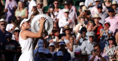 Czechia's Linda Noskova kisses her trophy after beating her compatriot Karolina Muchova during their women's singles 2026 Wimbledon final at The All England Lawn Tennis and Croquet Club, Wimbledon, London, U.K., July 11, 2026. (AFP Photo)
