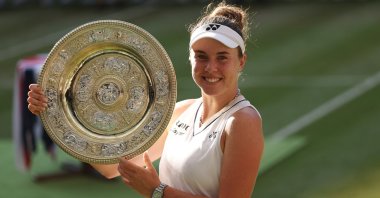 Czech Republic's Linda Noskova celebrates with the trophy after winning her final match against compatriot Karolina Muchova, London, U.K., July 11, 2026. (Reuters Photo)