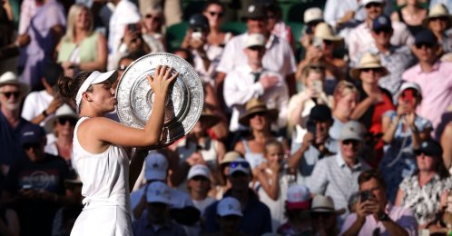 Czechia's Linda Noskova kisses her trophy after beating her compatriot Karolina Muchova during their women's singles 2026 Wimbledon final at The All England Lawn Tennis and Croquet Club, Wimbledon, London, U.K., July 11, 2026. (AFP Photo)