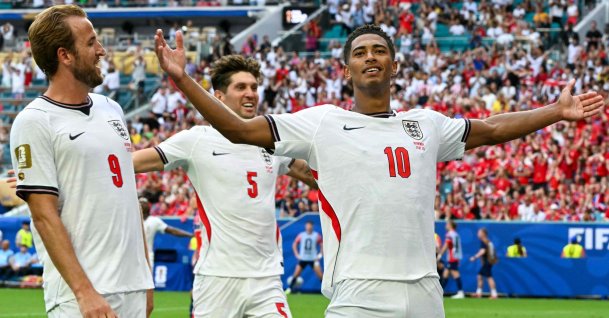England's midfielder Jude Bellingham celebrates scoring his team's second goal with England's forward Harry Kane (L) and England's defender John Stones during the 2026 World Cup football tournament quarterfinal match against Norway, in Miami, U.S., July 11, 2026. (AFP Photo)