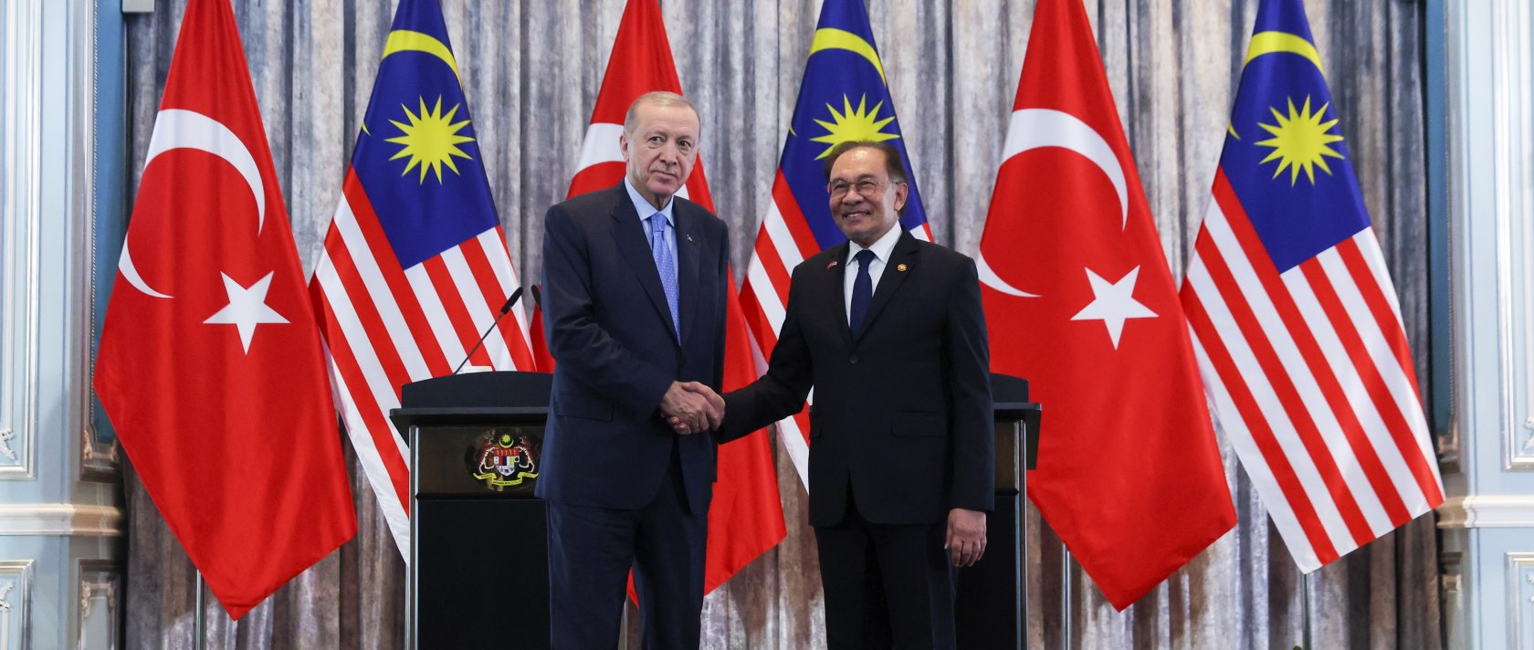 President Recep Tayyip Erdoğan (L) and Malaysian Prime Minister Anwar Ibrahim shake hands during their meeting, Putrajaya, Malaysia, Feb. 11, 2025. (AP Photo)