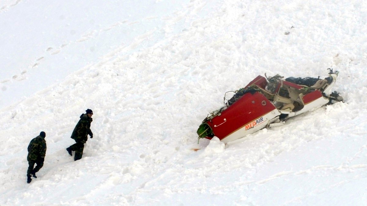 A view of the wreckage of the helicopter carrying politician Muhsin Yazıcıoğlu, Kahramanmaraş, Türkiye, March 30, 2009. (AA Photo)
