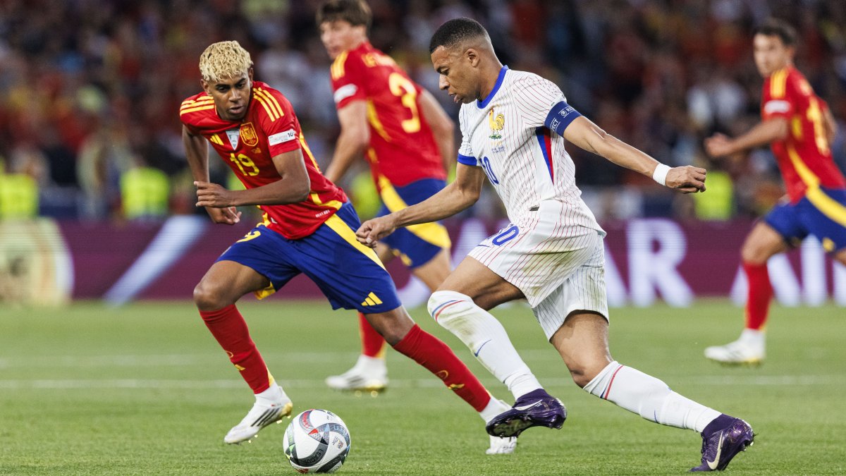 France's Kylian Mbappe (R) plays against Spain's Lamine Yamal during the UEFA Nations League 2025 semifinal in Stuttgart, Germany, June 5, 2025 (Getty Images Photo)