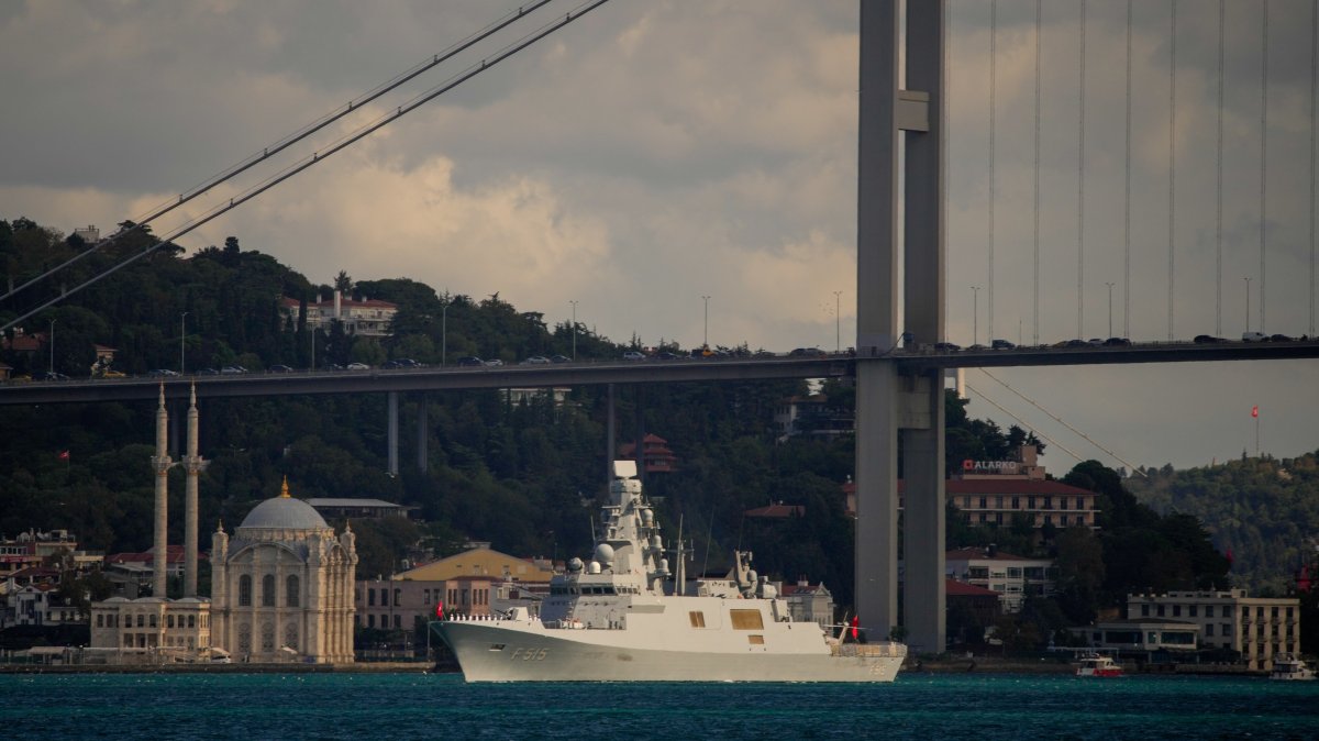 The TCG Istanbul frigate sails during a naval parade on the Bosporus, Istanbul, Türkiye, Sept. 27, 2025. (AP Photo)