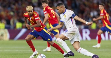 France's Kylian Mbappe (R) plays against Spain's Lamine Yamal during the UEFA Nations League 2025 semifinal in Stuttgart, Germany, June 5, 2025 (Getty Images Photo)