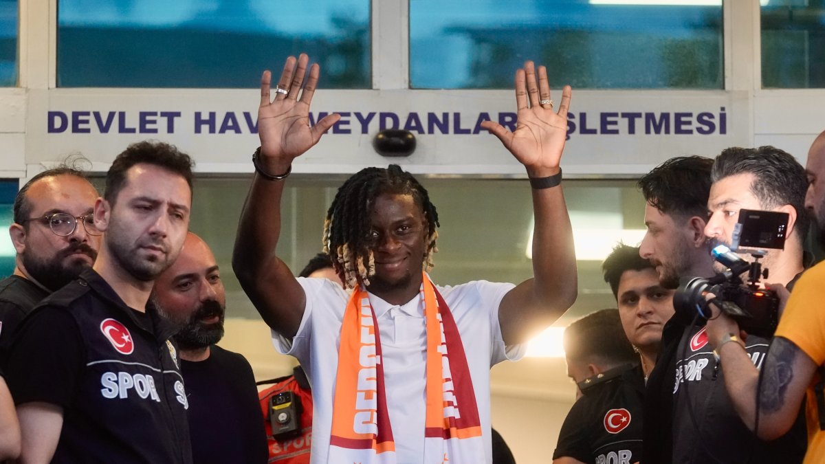 Galatasaray's new signing, Lesley Ugochukwu, waves to fans after arriving at the Atatürk Airport's General Aviation Terminal, Istanbul, Türkiye, July 13, 2026. (AA Photo)
