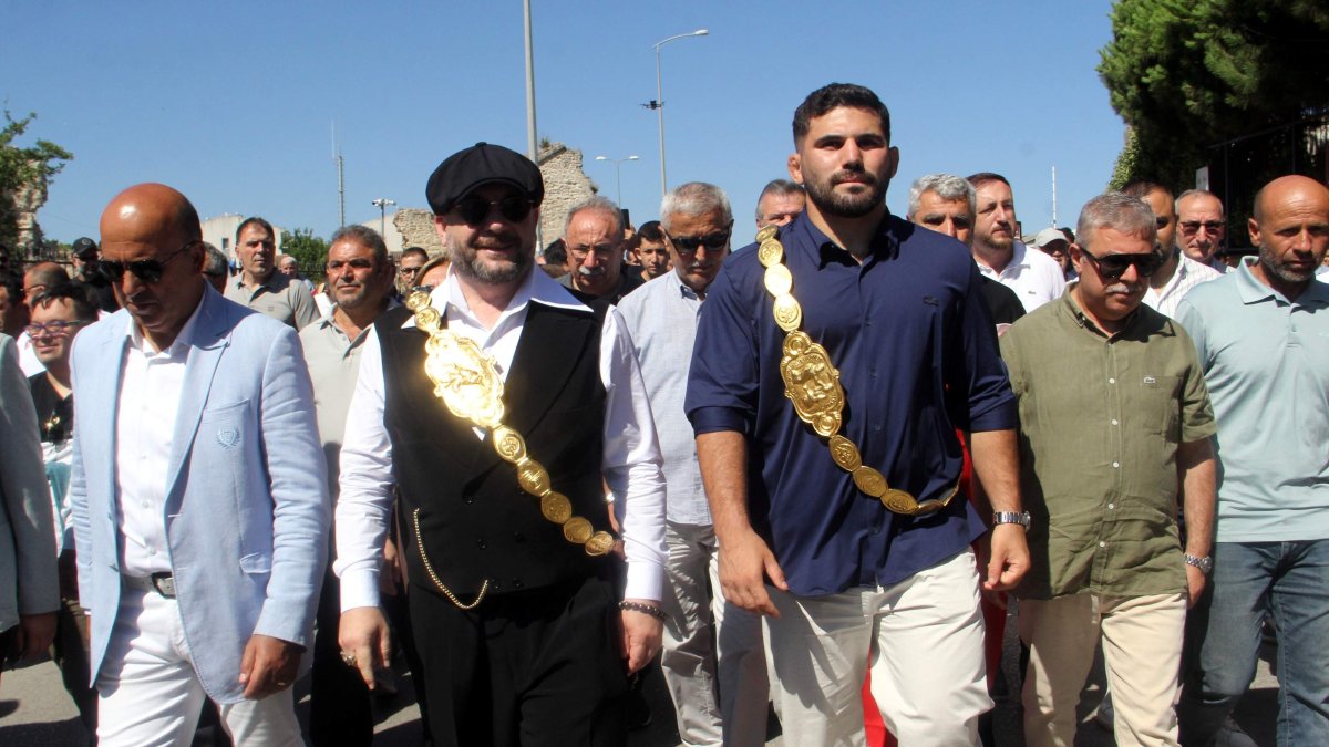 665th Historic Kırkpınar Oil Wrestling Championships, Erkan Taş (R) arrives to a hero's welcome in his hometown of Durağan, Sinop, Türkiye, July 13, 2026. (AA Photo)
