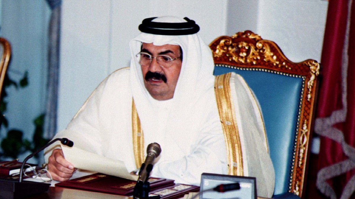 Qatar's Emir Sheikh Hamad bin Khalifa al Thani addresses the first meeting of his cabinet, Doha, Qatar, Oct. 30, 1996. (Reuters Photo)