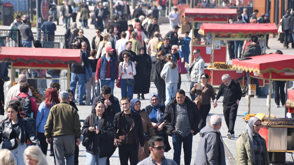 Crowd of people walking, Eminönü, Istanbul, Türkiye, April 9, 2026. (Shutterstock Photo)