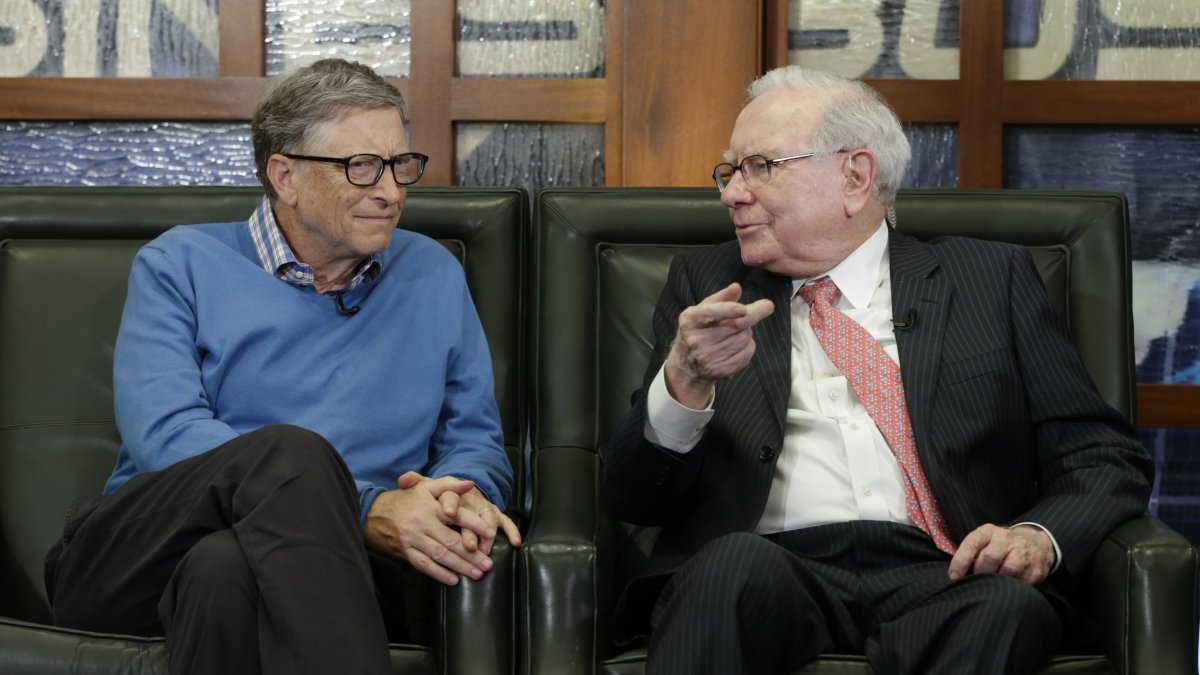 Berkshire Hathaway Chairman and CEO Warren Buffett (R) and Bill Gates, Microsoft co-founder and director at Berkshire Hathaway, sit together during an interview in Omaha, U.S., May 8, 2017. (AP Photo)