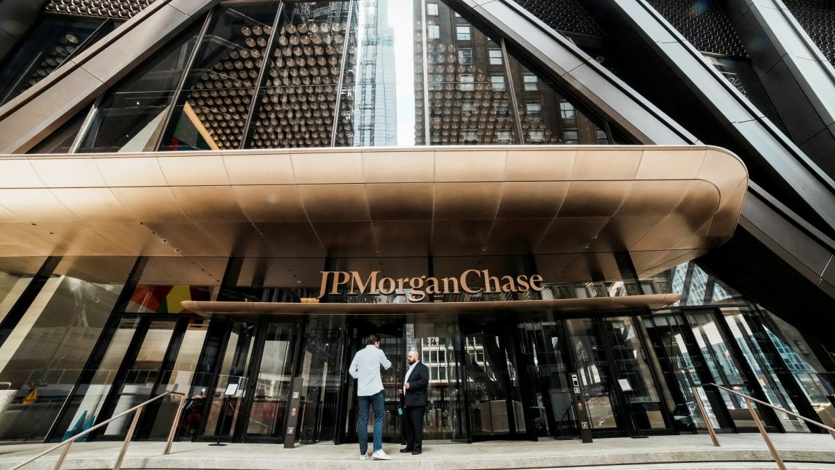 People arrive to the JPMorgan Chase &amp; Co. headquarters, New York City, U.S., April 1, 2026. (Reuters Photo)
