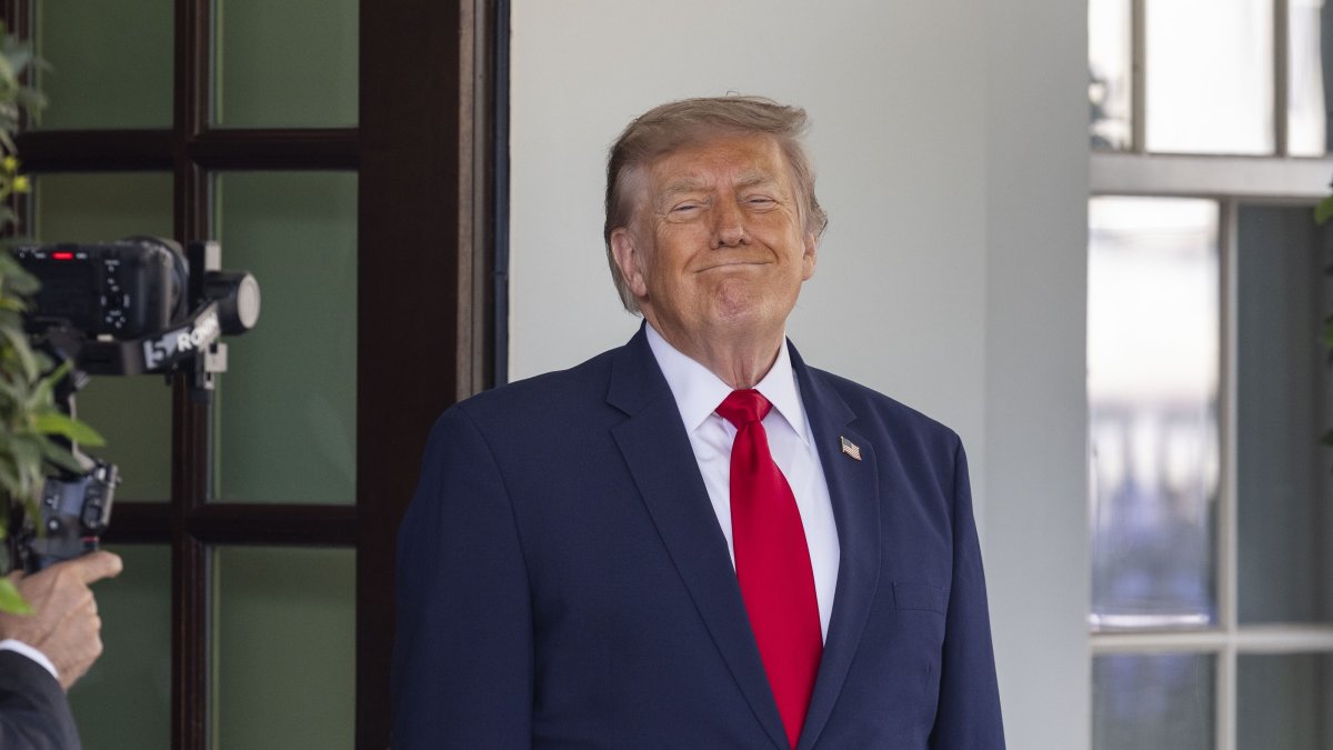 U.S. President Donald Trump prepares to greet Iraqi Prime Minister Ali al-Zaidi outside the West Wing of the White House, Washington, D.C., U.S., July 14, 2026. (EPA Photo)