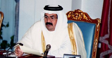 Qatar's Emir Sheikh Hamad bin Khalifa al Thani addresses the first meeting of his cabinet, Doha, Qatar, Oct. 30, 1996. (Reuters Photo)