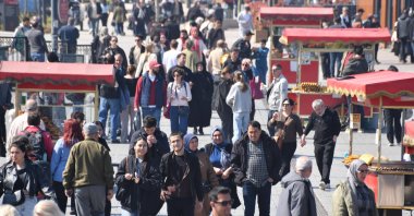 Crowd of people walking, Eminönü, Istanbul, Türkiye, April 9, 2026. (Shutterstock Photo)