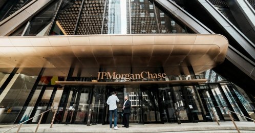 People arrive to the JPMorgan Chase &amp; Co. headquarters, New York City, U.S., April 1, 2026. (Reuters Photo)