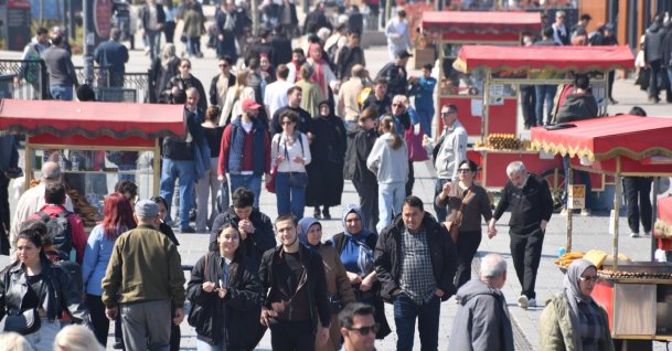 Crowd of people walking, Eminönü, Istanbul, Türkiye, April 9, 2026. (Shutterstock Photo)