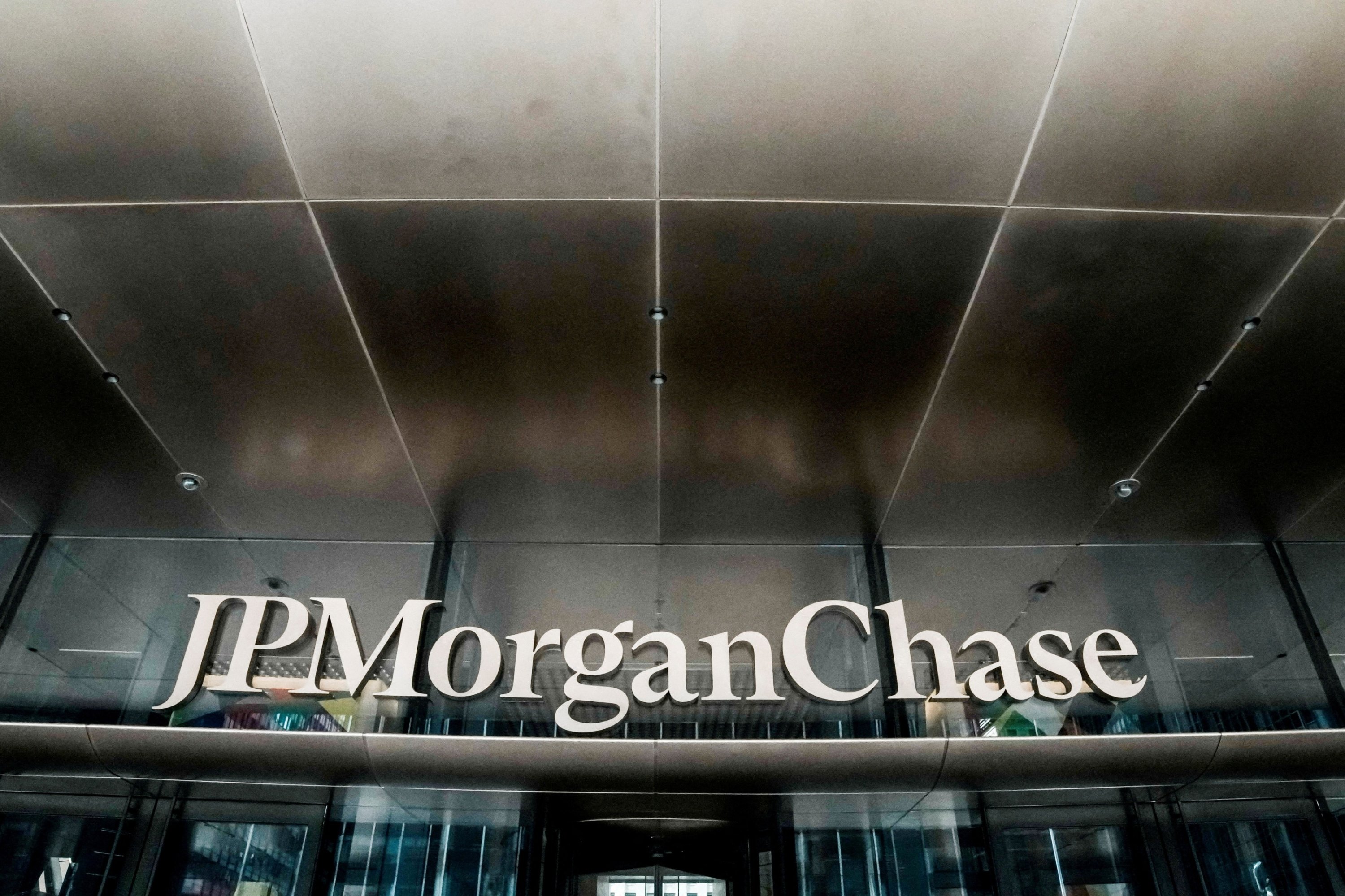 Dimon-led JPMorgan on verge of becoming world's first $1 trillion bank