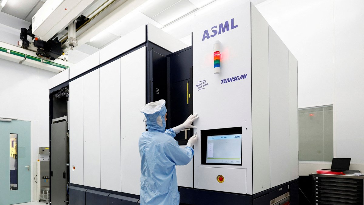 An assembly engineer works on a TWINSCAN DUV lithography system at ASML, Veldhoven, Netherlands, June 16, 2023. (Reuters Photo)