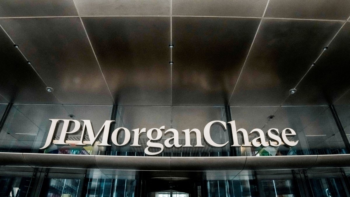 The JPMorgan Chase &amp; Co. logo is seen on one of the headquarters' entrances, New York City, U.S., April 1, 2026. (Reuters Photo)