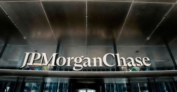 The JPMorgan Chase &amp; Co. logo is seen on one of the headquarters' entrances, New York City, U.S., April 1, 2026. (Reuters Photo)