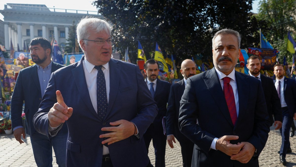 Ukrainian Foreign Minister Andrii Sybiha (L) and his Turkish counterpart Hakan Fidan visit a makeshift memorial for fallen Ukrainian defenders at the Independence Square, in Kyiv, Ukraine, July 16, 2026. (Reuters Photo) 