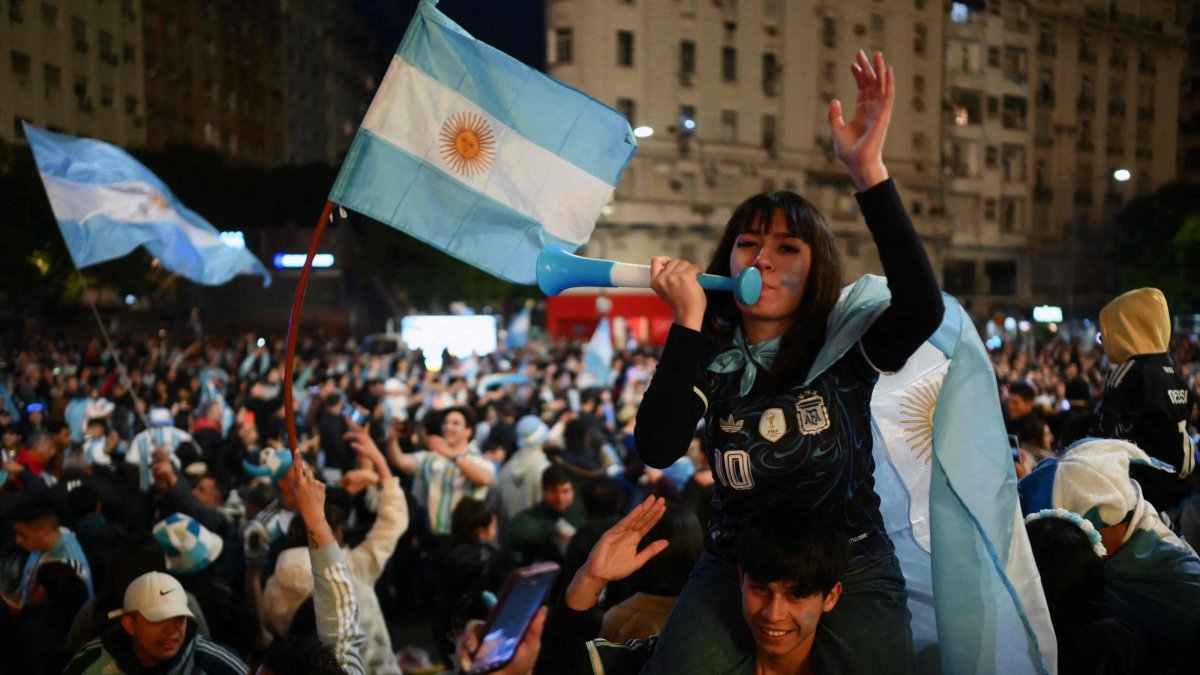Fans celebrate Argentina's victory over England in the 2026 FIFA World Cup semi-final football match at the Obelisk, Buenos Aires, Argentina, July 15, 2026. (AFP Photo)