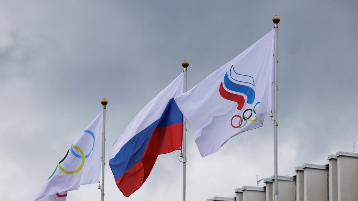 (L-R) The International Olympic Committee (IOC), Russian and Russian Olympic Committee (ROC) flags fly at the Committee's headquarters, Moscow, Russia, July 8, 2026. (Reuters Photo)