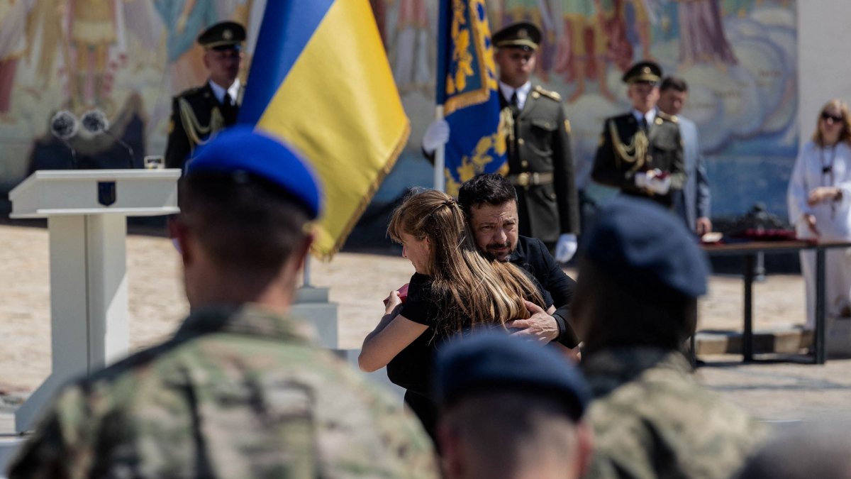 Ukrainian President Volodymyr Zelenskyy hugs a woman after her father was posthumously awarded an order for bravery during a ceremony to mark the Day of Ukrainian Statehood, Kyiv, Ukraine, July 15, 2026. (AFP Photo)