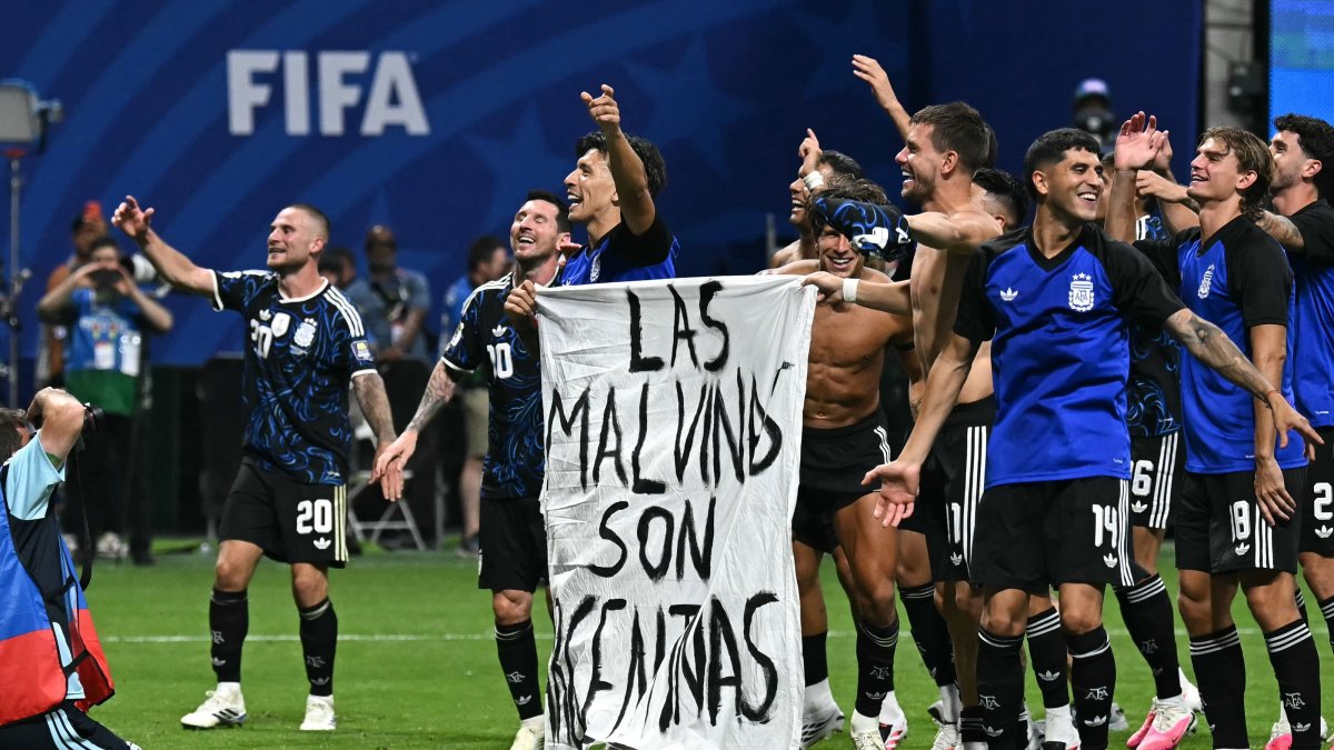 Argentina players hold a banner reading "The Falklands are Argentinian" as they celebrate after winning the 2026 World Cup football tournament semifinal match between England and Argentina at the Atlanta Stadium, Atlanta, U.S., July 15, 2026. (AFP Photo)