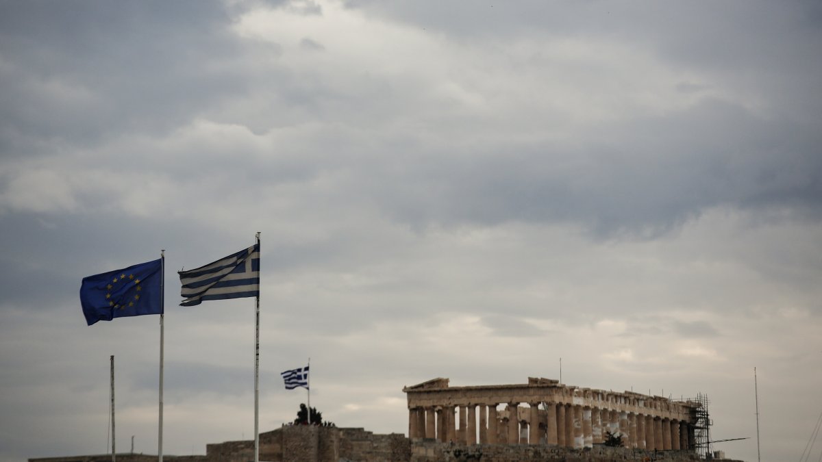 An EU and a Greek flag flutter in front of the temple of the Parthenon in Athens, Greece, May 22, 2016. (AP Photo)