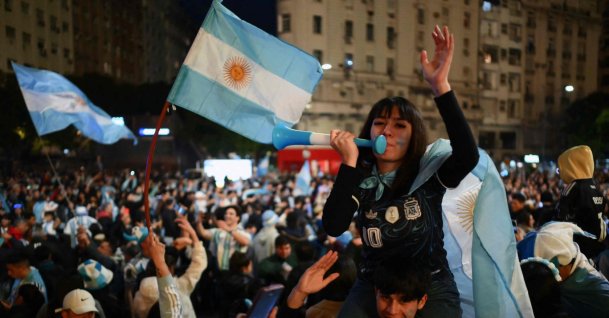Fans celebrate Argentina's victory over England in the 2026 FIFA World Cup semi-final football match at the Obelisk, Buenos Aires, Argentina, July 15, 2026. (AFP Photo)
