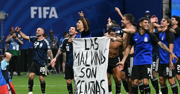 Argentina players hold a banner reading "The Falklands are Argentinian" as they celebrate after winning the 2026 World Cup football tournament semifinal match between England and Argentina at the Atlanta Stadium, Atlanta, U.S., July 15, 2026. (AFP Photo)