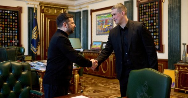 Ukraine's President Volodymyr Zelenskyy and then-newly appointed Defense Minister Mykhailo Fedorov shake hands before their meeting, Kyiv, Ukraine, Jan. 14, 2026. (Reuters Photo)