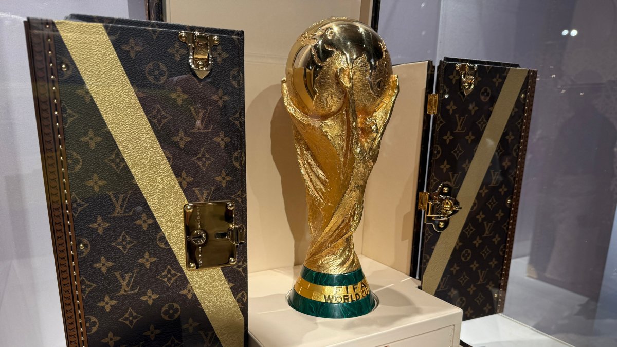 A general view of a World Cup replica trophy displayed in a Louis Vuitton trophy trunk in a Louis Vuitton store, New York City, U.S., July 16, 2026. (Reuters Photo)
