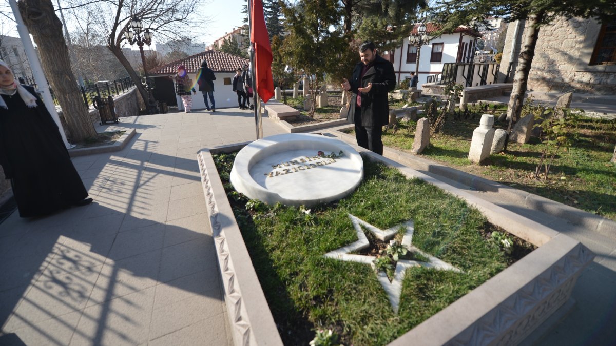A man prays at the grave of late Turkish politician Muhsin Yazıcıoğlu at Taceddin Dergahı, Ankara, Türkiye, May 15, 2018. (Shutterstock Photo)