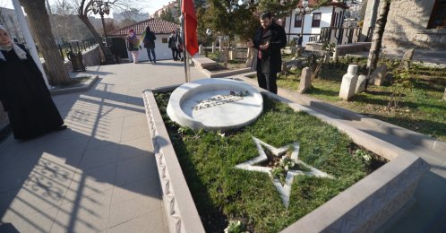 A man prays at the grave of late Turkish politician Muhsin Yazıcıoğlu at Taceddin Dergahı, Ankara, Türkiye, May 15, 2018. (Shutterstock Photo)