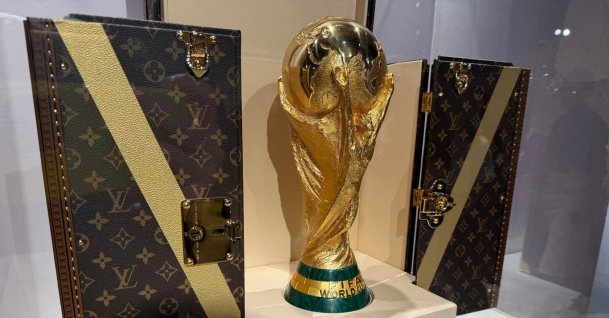 A general view of a World Cup replica trophy displayed in a Louis Vuitton trophy trunk in a Louis Vuitton store, New York City, U.S., July 16, 2026. (Reuters Photo)