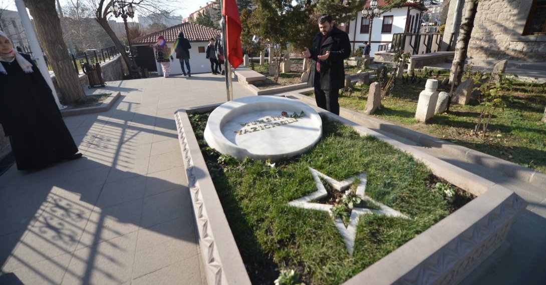 A man prays at the grave of late Turkish politician Muhsin Yazıcıoğlu at Taceddin Dergahı, Ankara, Türkiye, May 15, 2018. (Shutterstock Photo)