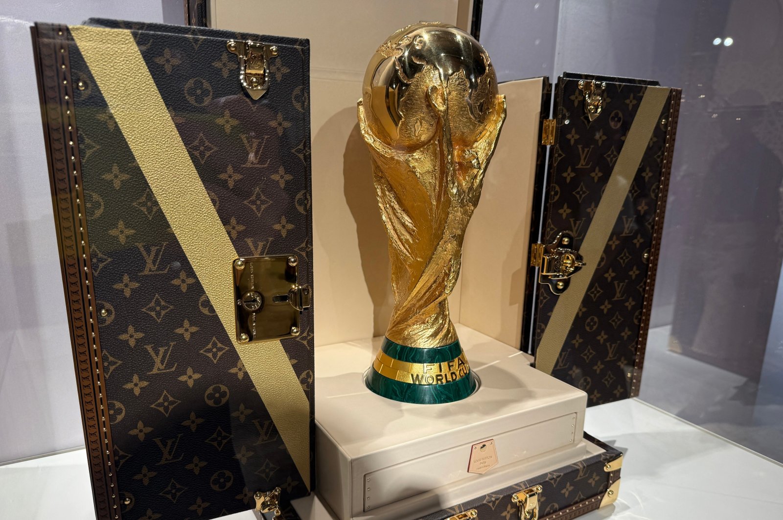 LOUIS VUITTON ルイヴィトン　 モノグラム クリスタル オブジェ Louis Vuitton unveils bespoke trunk for 2026 World Cup trophy