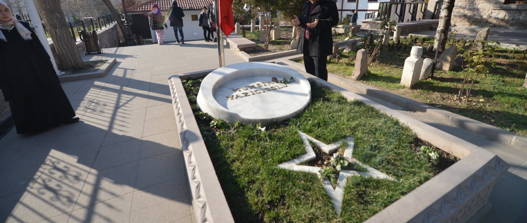 A man prays at the grave of late Turkish politician Muhsin Yazıcıoğlu at Taceddin Dergahı, Ankara, Türkiye, May 15, 2018. (Shutterstock Photo)