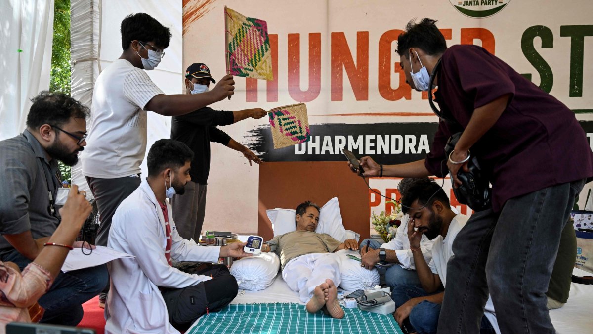 Cockroach Janta Party (CJP) founder Abhijeet Dipke (2R) reacts as doctors check activist Sonam Wangchuk’s vital signs during his hunger strike demanding the resignation of India’s Education Minister Dharmendra Pradhan over alleged examination irregularities, New Delhi, India, July 15, 2026. (AFP Photo)