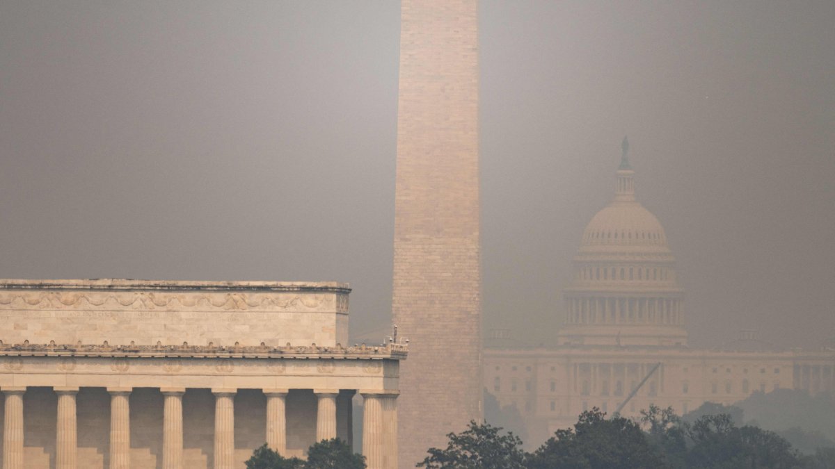 The US Capitol, Washington Monument and Lincoln Memorial are seen through haze caused by wildfire smoke from Canada from the Netherlands Carillon, Arlington, U.S., July 17, 2026. (AFP Photo)