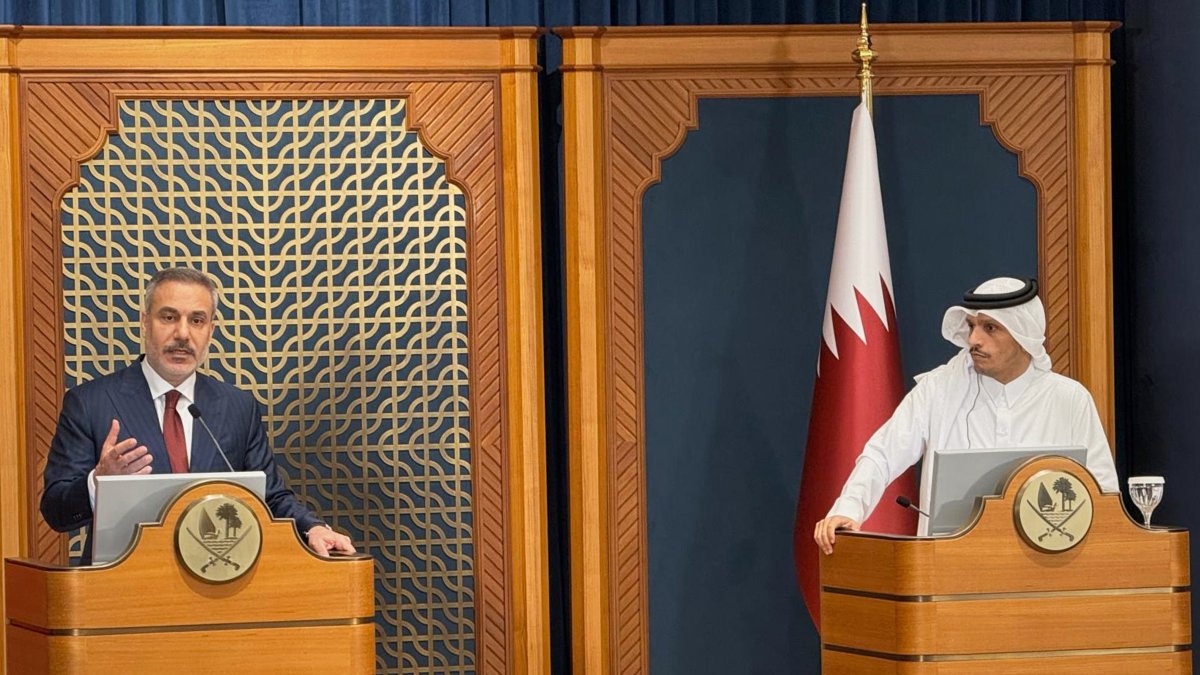 Qatar's Prime Minister and Foreign Minister Sheikh Mohammed bin Abdulrahman Al Thani (R) and Türkiye's Foreign Minister Hakan Fidan speak during a press conference, Doha, Qatar, March 19, 2026. (AP Photo)